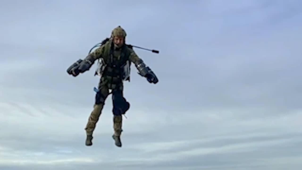 Beeld uit video: Marinier vliegt met jetpack boven Rotterdamse haven