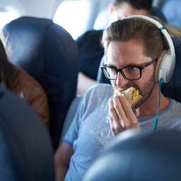 Wat mag je aan eten en drinken meenemen in het vliegtuig?