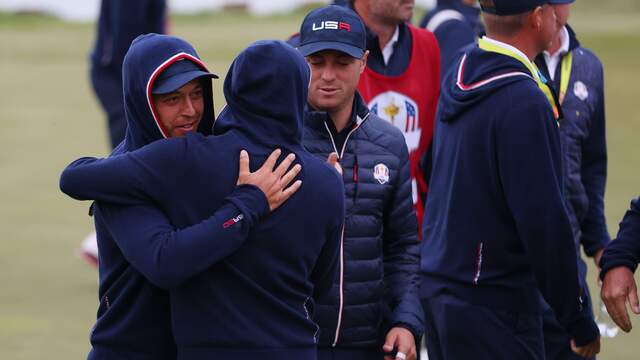 Xander Schauffele viert met teamgenoot Justin Thomas de zege in hun foursome.