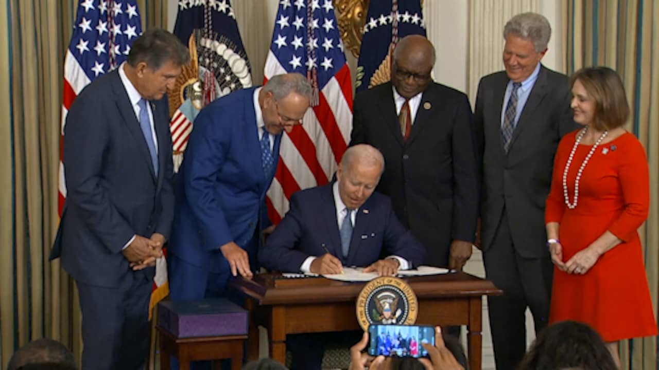 Beeld uit video: President Biden ondertekent langverwachte klimaatwet