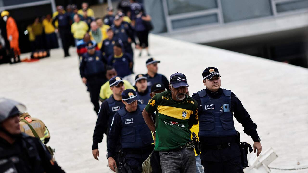 Still from video: How Bolsonaro and his supporters (in vain) hoped for the army