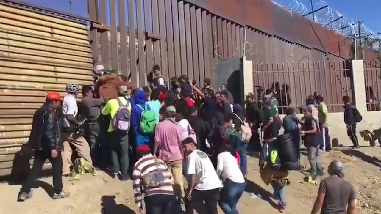 Beeld uit video: Vijfhonderd migranten bestormen Amerikaanse grens