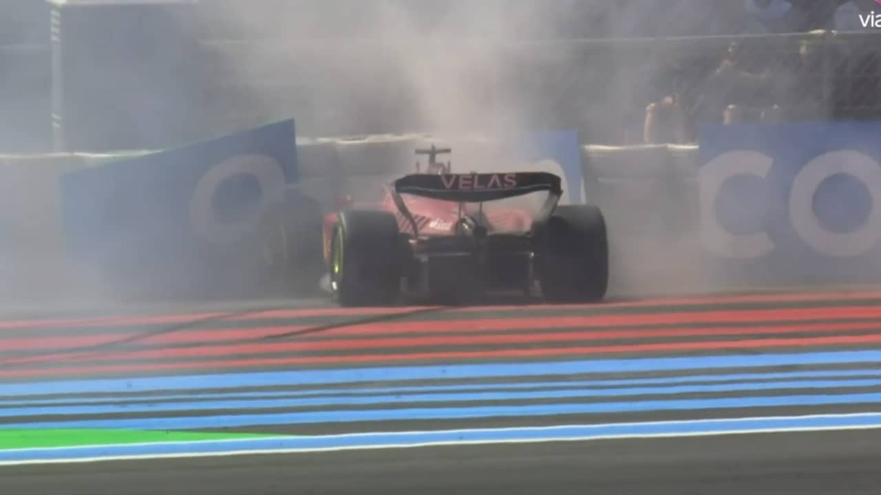 Charles Leclerc nelle pile di gomme.