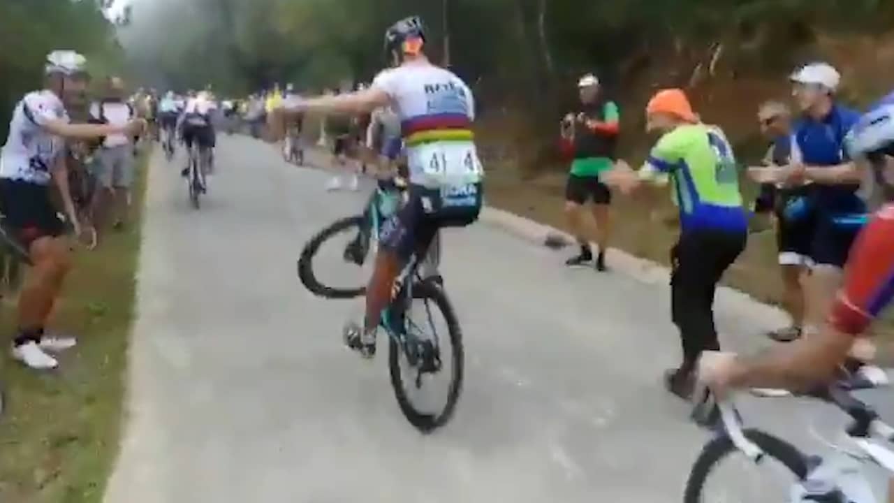 Sagan maakt wheelie terwijl hij bergop rijdt in Vuelta