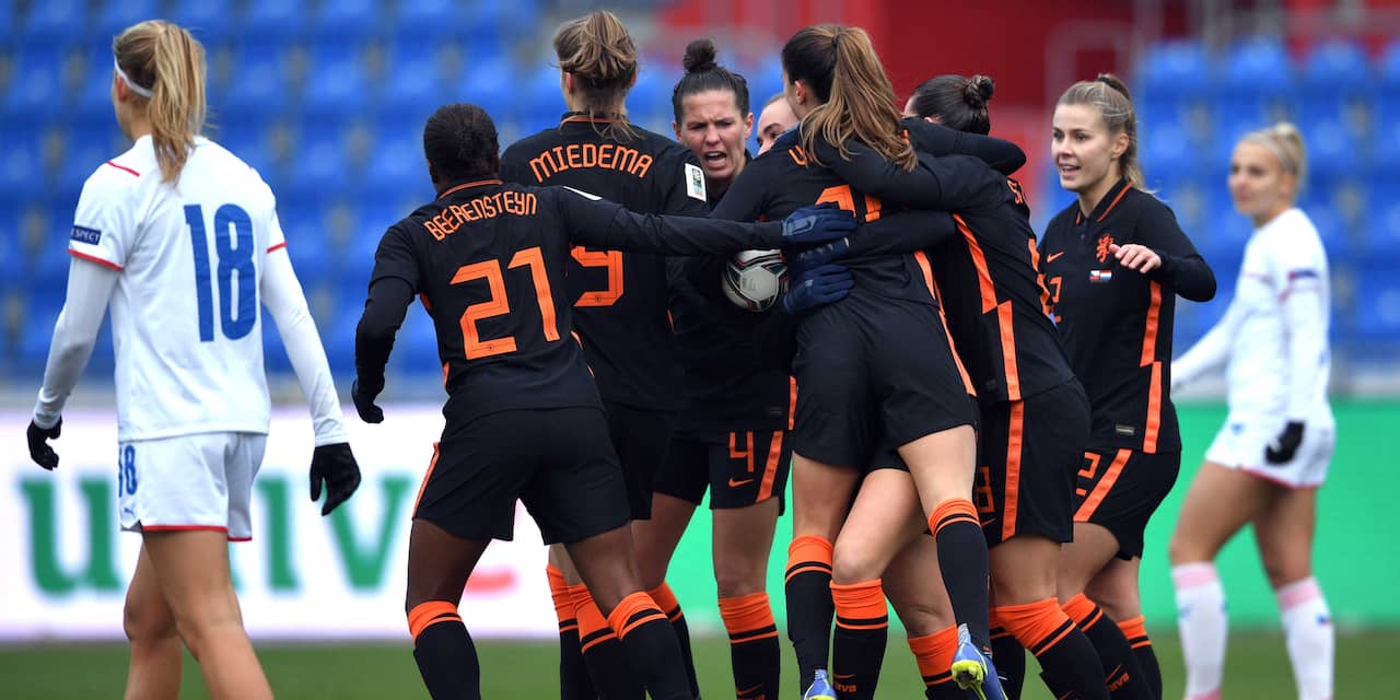 Oranjevrouwen ontsnappen aan nederlaag tegen Tsjechië in WK-kwalificatie