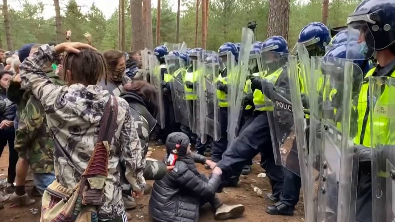 Beeld uit video: Britse politie beëindigt illegale rave in bos
