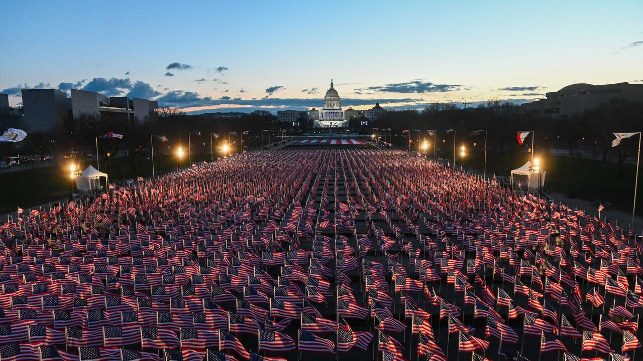 Dit jaar kon er geen publiek bij de inauguratie zijn. In plaats daarvan werden 200.000 vlaggen geplaatst op de National Mall.