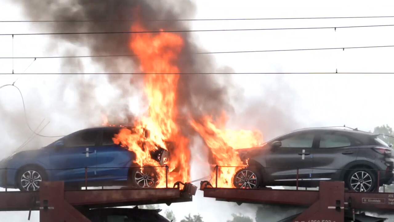 Beeld uit video: Auto's op goederentrein in brand bij Etten-Leur