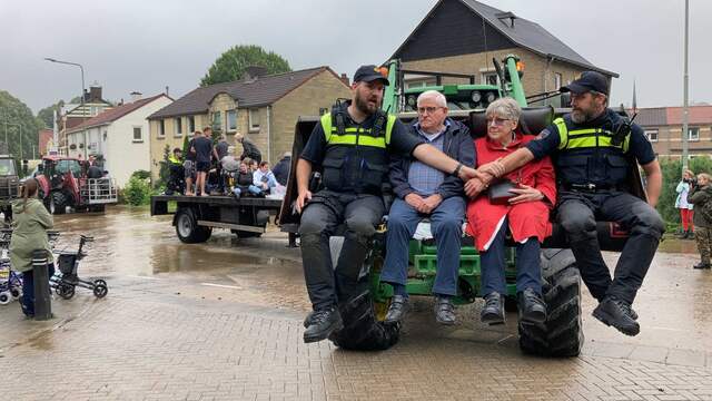 Een man en een vrouw in Valkenburg worden geëvacueerd met een tractor.
