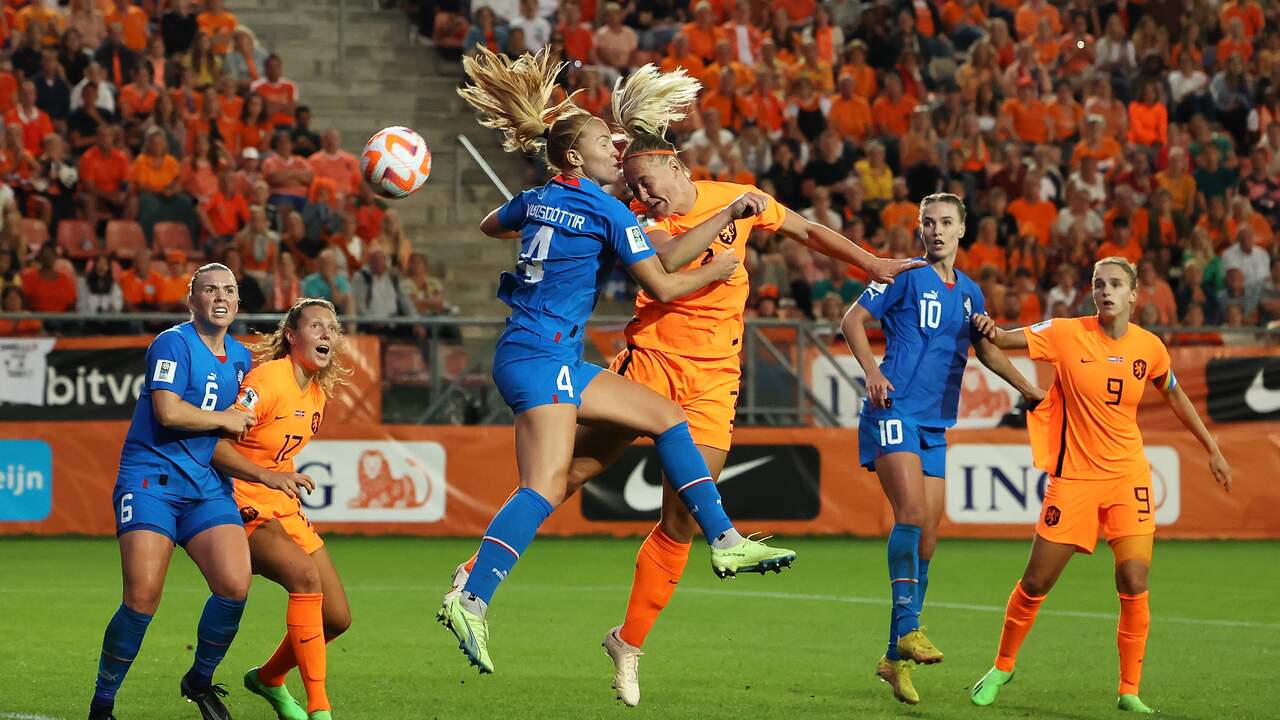 Did Stefanie van der Gragt touch Esmee Brugts' cross or not?