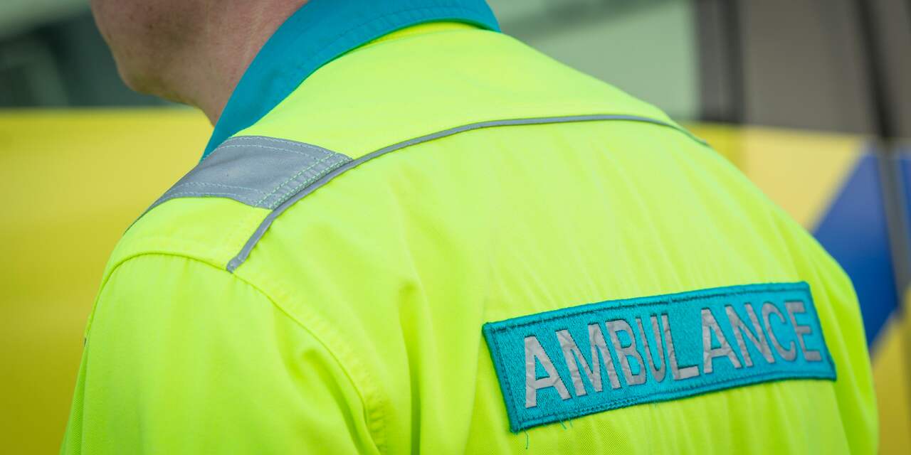 Man ernstig gewond als lichtmast hem onder stroom zet in Zwolle