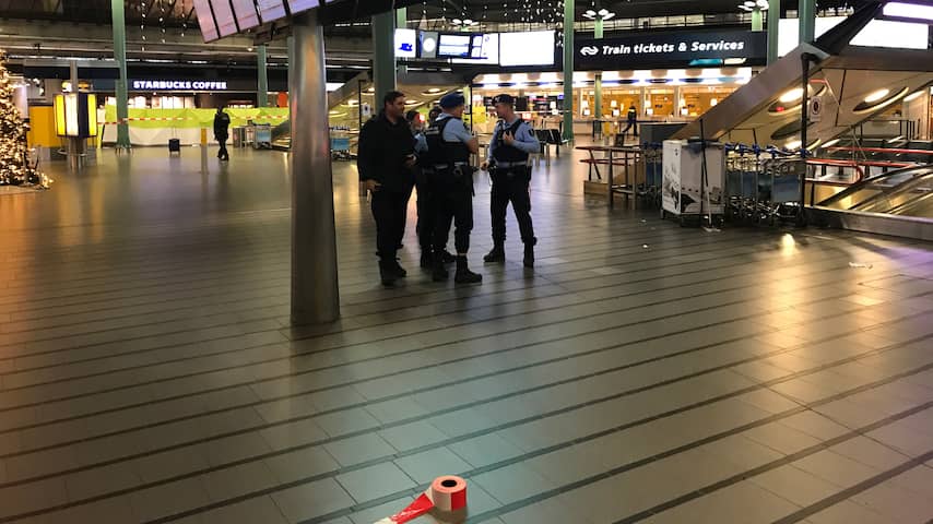 OM eist zes maanden cel tegen man die met mes dreigde op Schiphol
