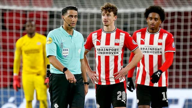 Teleurstelling bij PSV na afloop van de wedstrijd.