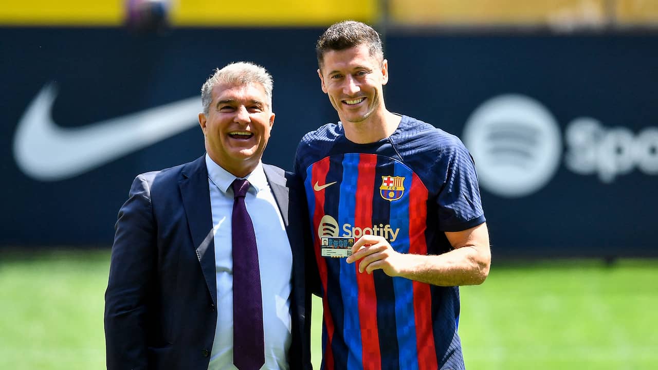 Voorzitter Joan Laporta presenteerde vorige week Robert Lewandowski in Camp Nou.