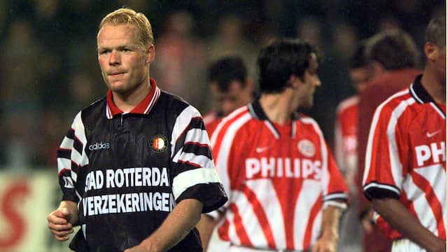Feyenoord-verdediger Ronald Koeman druipt af na een 7-2-nederlaag tegen PSV in 1996.
