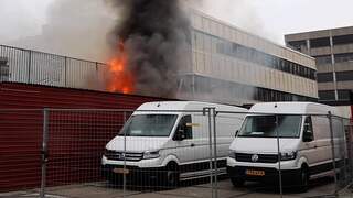 Vlammen slaan uit leegstaand kantoorpand in Rijswijk