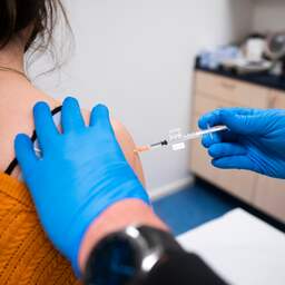 Waalse arts opgepakt wegens vervalsen van tweeduizend vaccinatiebewijzen