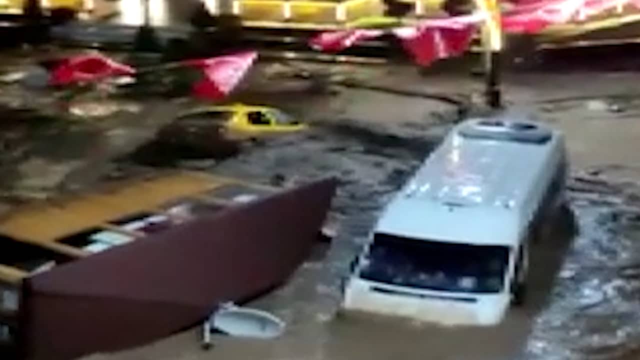 Beeld uit video: Kolkende modderstroom sleurt auto’s door straten in Turkije
