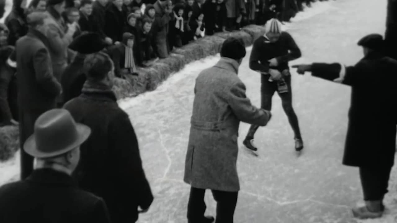Beeld uit video: Terugkijken: Reinier Paping wint historische Elfstedentocht van 1963