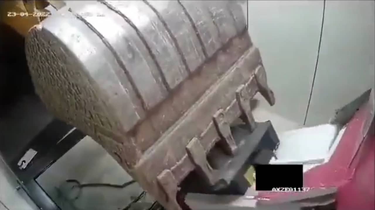 Beeld uit video: Indiase dieven stelen geldautomaat met een graafmachine