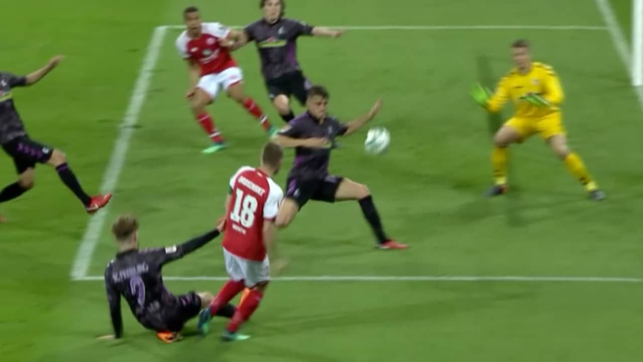 Beeld uit video: Videoscheidsrechter roept spelers Mainz en Freiburg terug in rust