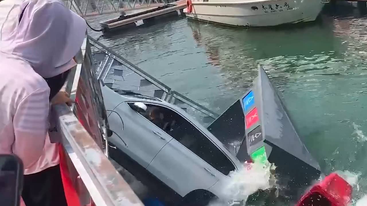 Beeld uit video: Chinees zet auto in achteruit en rijdt het water in