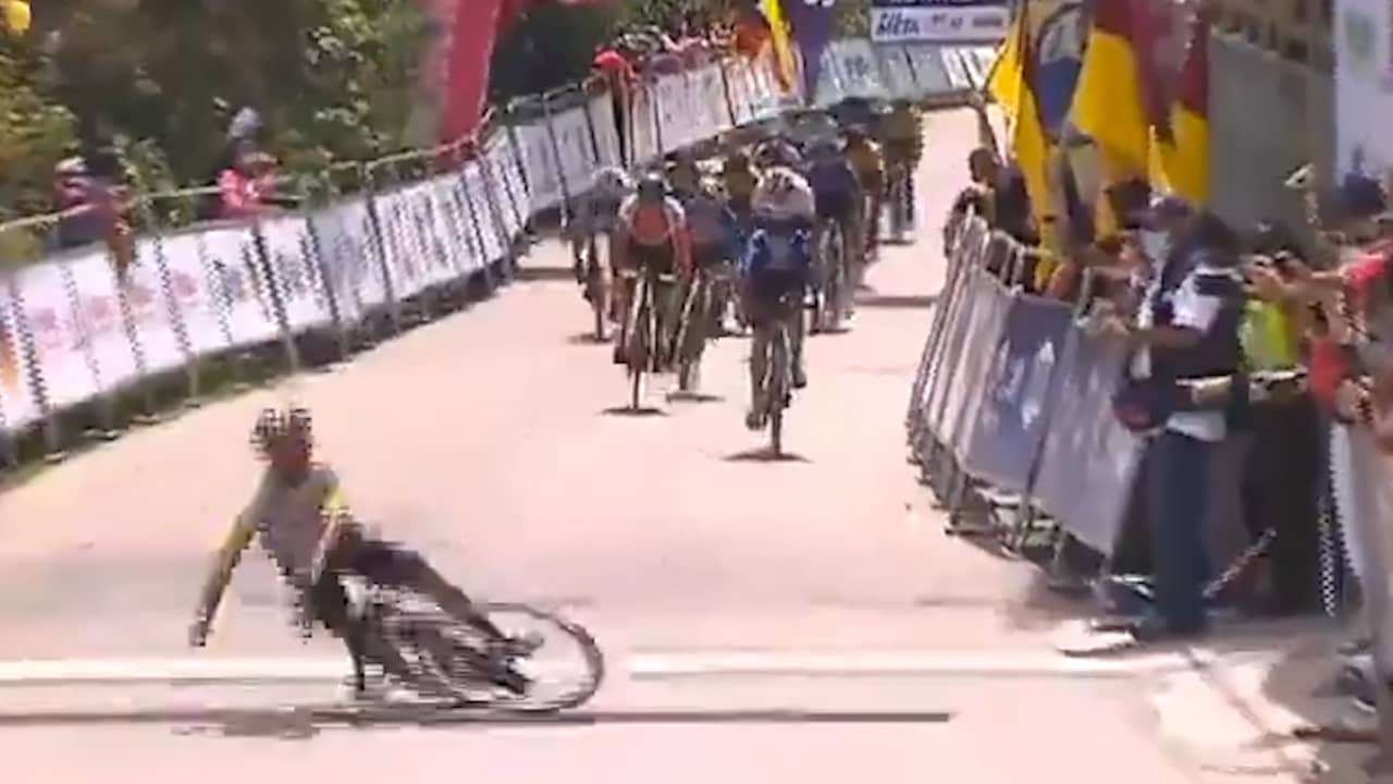 Beeld uit video: Colombiaanse renner valt al juichend van fiets op finishlijn
