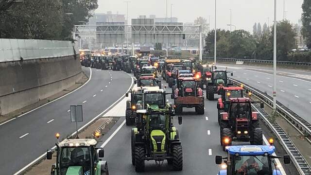 Boeren komen aan in De Bilt, motoragent aangereden door trekker op A7. Boeren komen aan in De Bilt, motoragent aangereden door trekker op A7.
