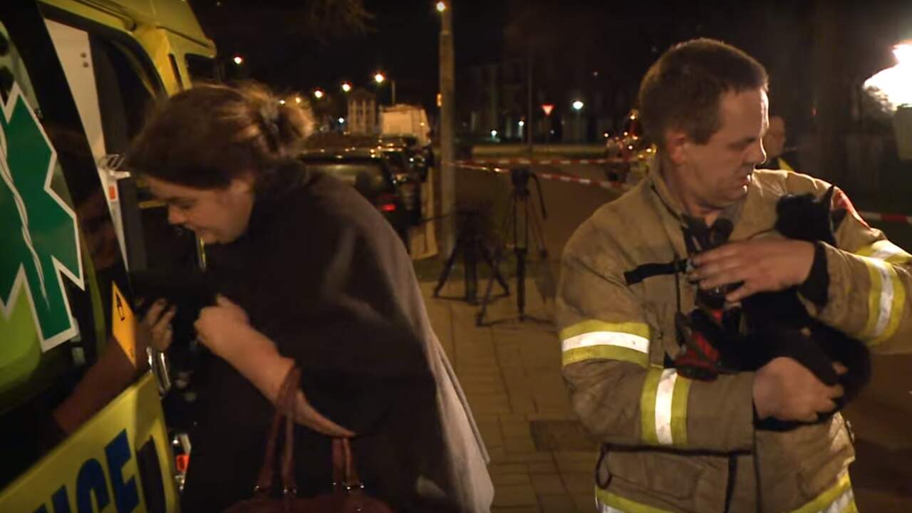 Brandweerman reanimeert kat na flatbrand Ede