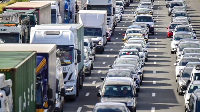 Twee rijstroken A1 bij Muiden dicht na ongeluk. Twee rijstroken A1 bij Muiden dicht na ongeluk.