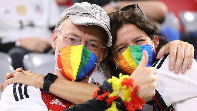 Ook in het stadion protesteerden toeschouwers tegen een onlangs in het Hongaarse parlement aangenomen wet, die het verbiedt om homoseksualiteit en het veranderen van sekse te 'promoten' onder jongeren tot achttien jaar.