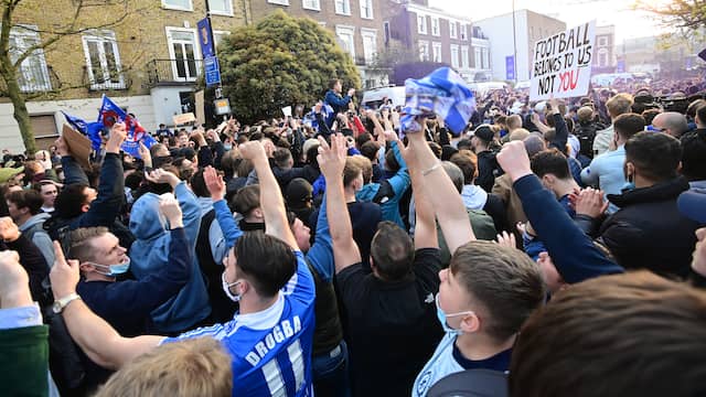 Fans van Chelsea gingen dinsdagavond de straat op om te protesteren tegen de nieuwe Super League.