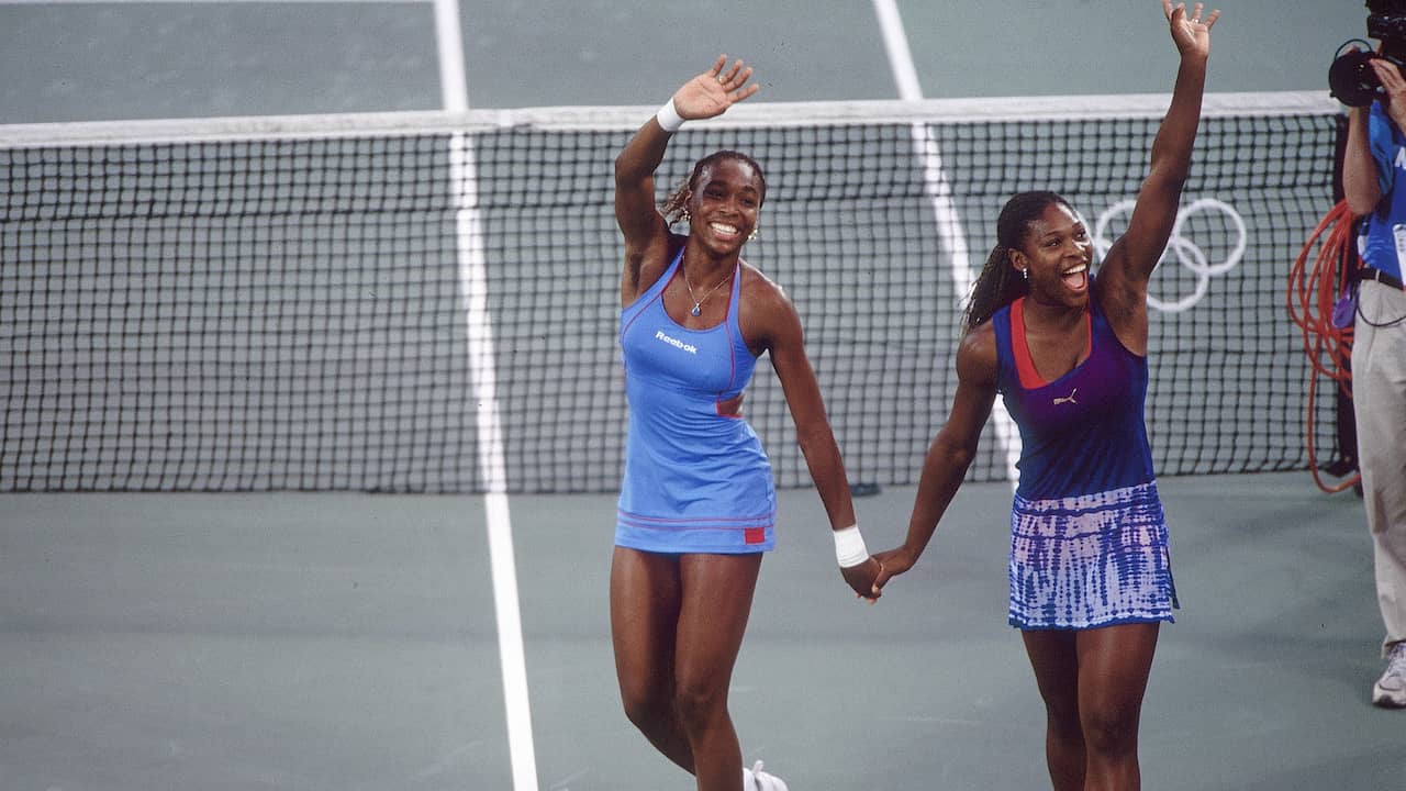 Venus en Serena Williams na de gewonnen olympische dubbelfinale in 2000.