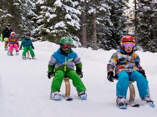 Wintersport, ski, skiën, kabelbaan, sneeuw, bergen, vakantie, reizen