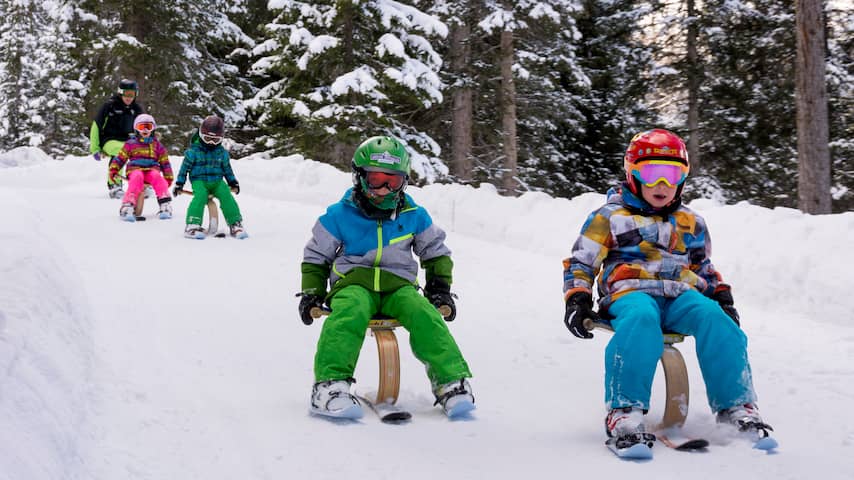 Wintersport, ski, skiën, kabelbaan, sneeuw, bergen, vakantie, reizen
