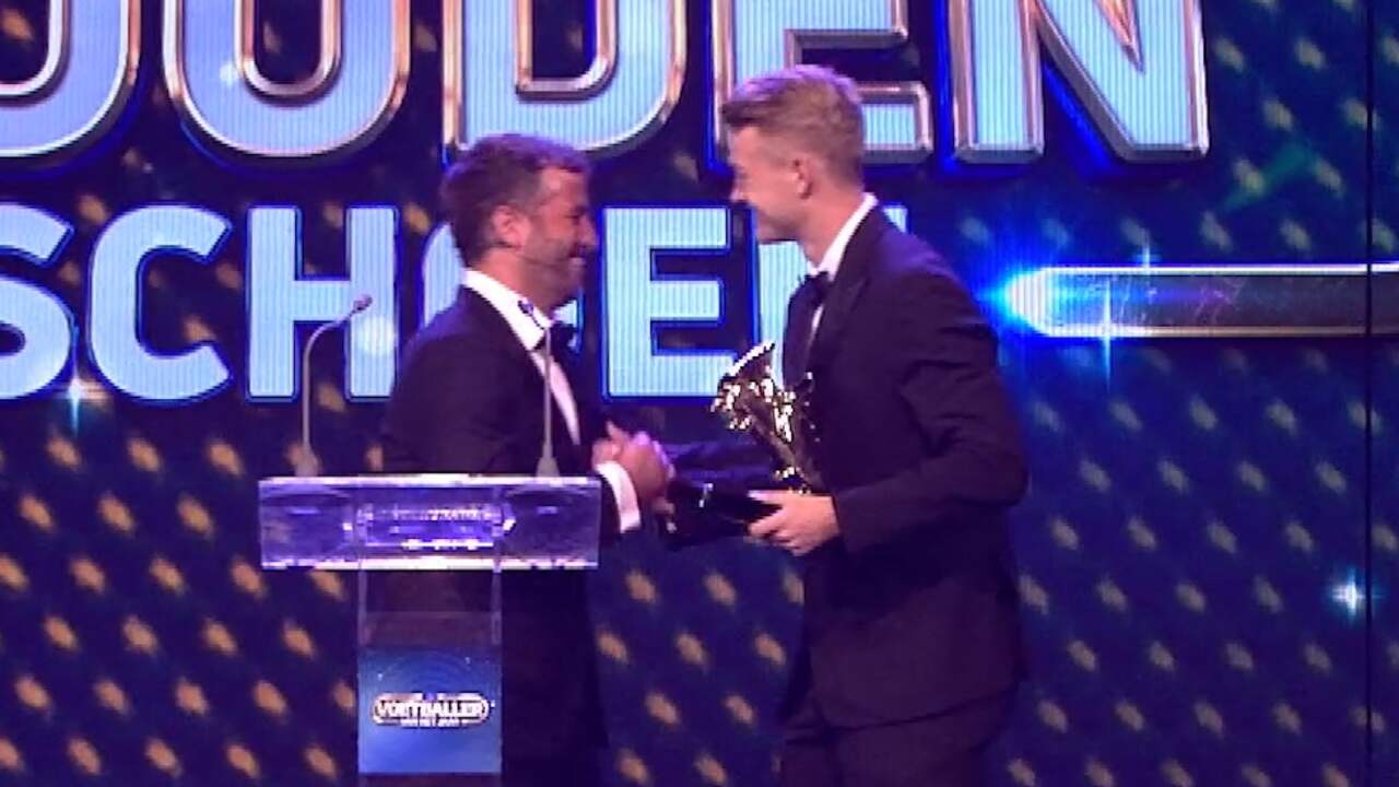 Van der Vaart overhandigt Gouden Schoen aan De Ligt