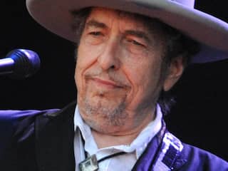 Bob Dylan haalt de Nobelprijs nu wel op