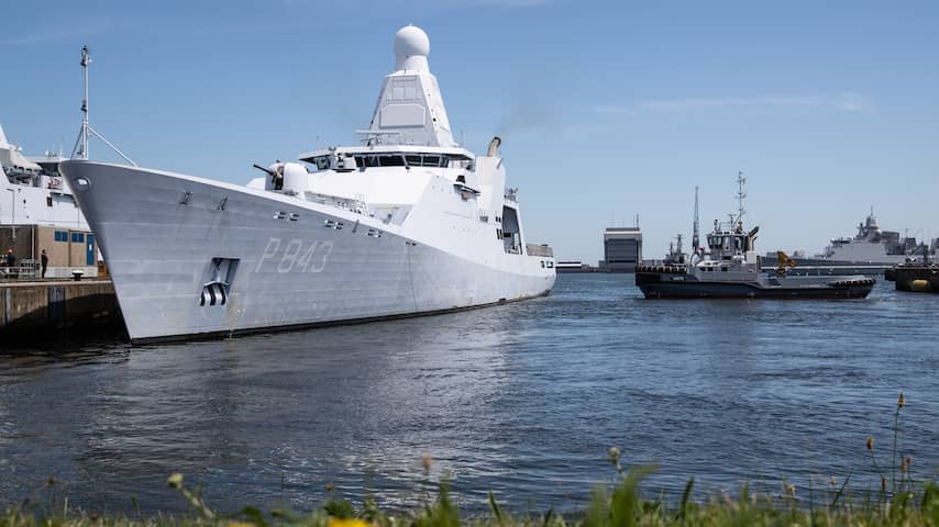 Nederlands marineschip treft 455 kilo cocaïne en aap aan op drugsboot