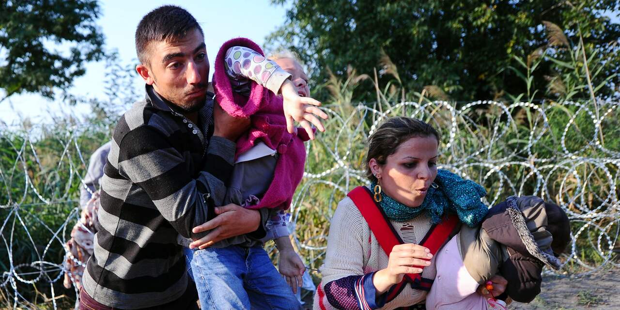 Hongaarse cameravrouw ontslagen na schoppen vluchtelingen