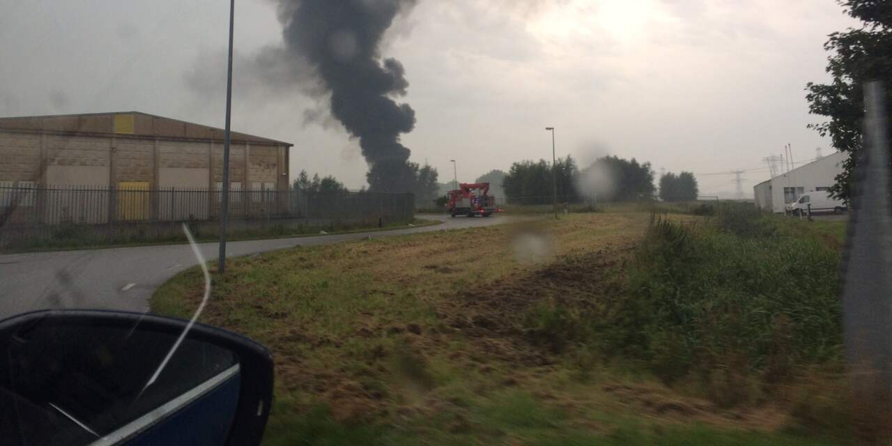 Zeer grote brand bij dakdekkersbedrijf in Groningen