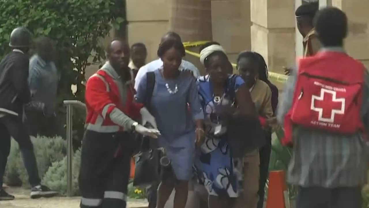 Beeld uit video: Agenten rennen naar plek van aanslag bij hotel Nairobi