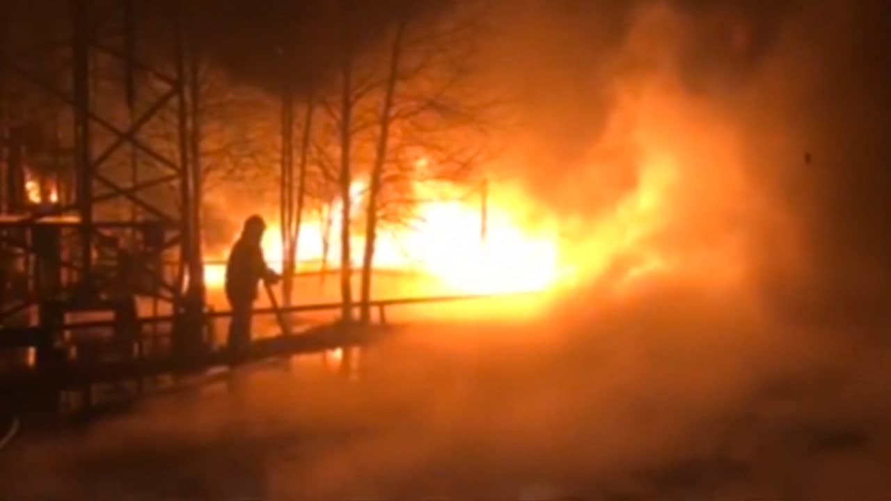 Beeld uit video: Brand verzwelgt olieraffinaderij in Siberië