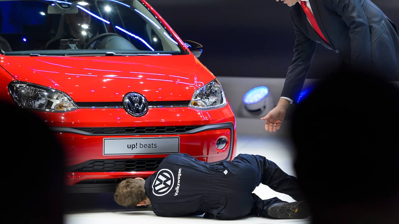 Activist installeert ‘sjoemelsoftware’ tijdens perspresentatie Volkswagen