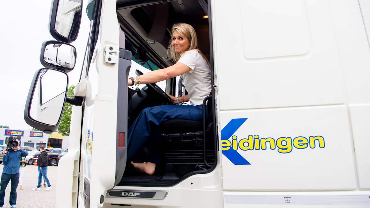 Beeld uit video: Máxima rijdt tijdens werkbezoek op blote voeten in vrachtwagen