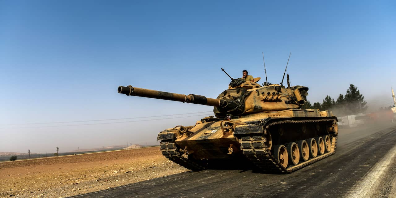 Turkse tanks steken grens met Syrië over