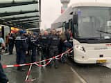 Demonstranten worden met bussen naar een locatie buiten Schiphol gebracht