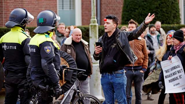 Om 14.00 uur gooit de driehoek, die uit de burgemeester, justitie en politie bestaat, het over een andere boeg en kondigt een noodbevel af. Niemand mag meer op het Museumplein zijn. Agenten krijgen de opdracht om "gefaseerd en de-escalerend" op te treden.