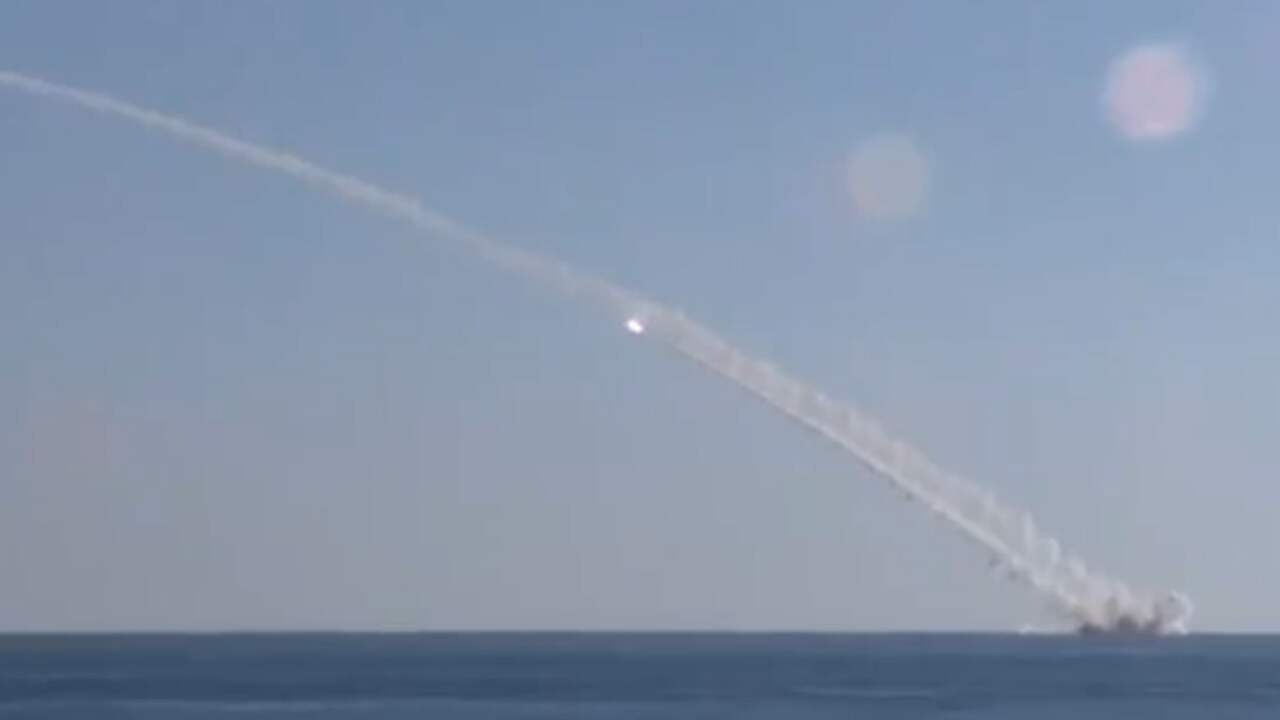 Beeld uit video: Russische onderzeeër lanceert kruisraketten tegen IS