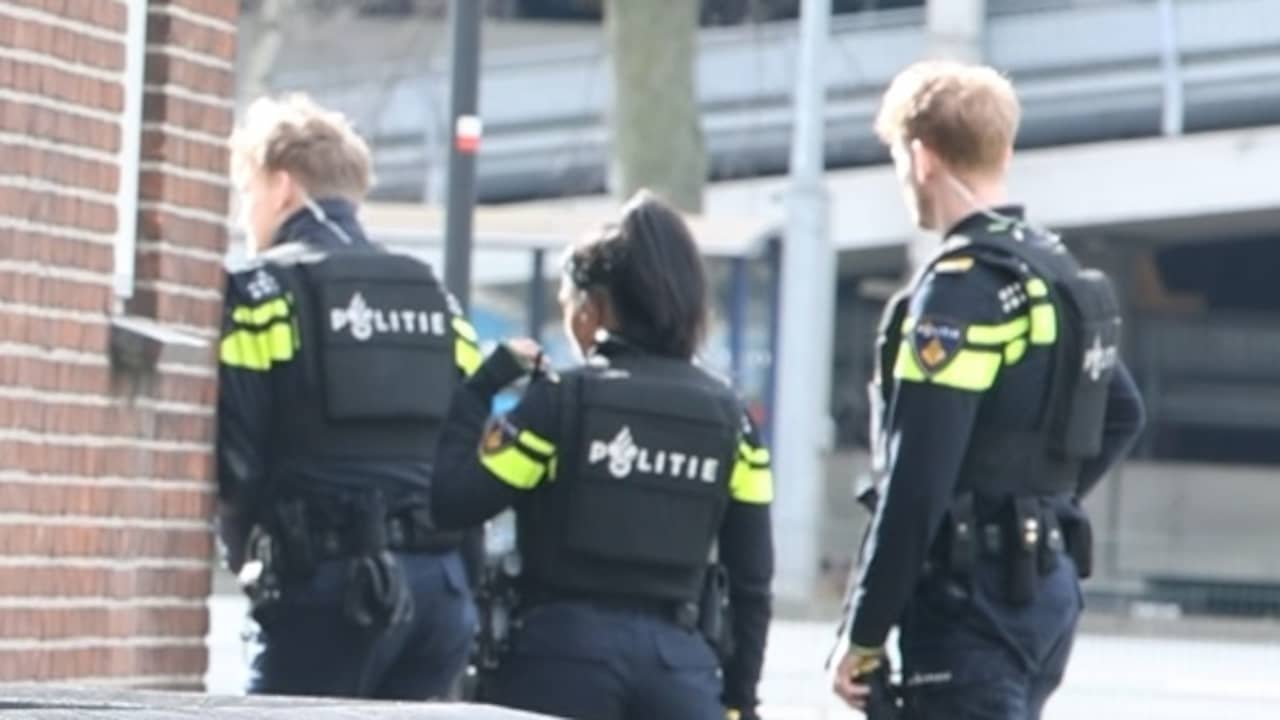 Beeld uit video: Politie doorzoekt mbo in Den Bosch vanwege mogelijke dreiging
