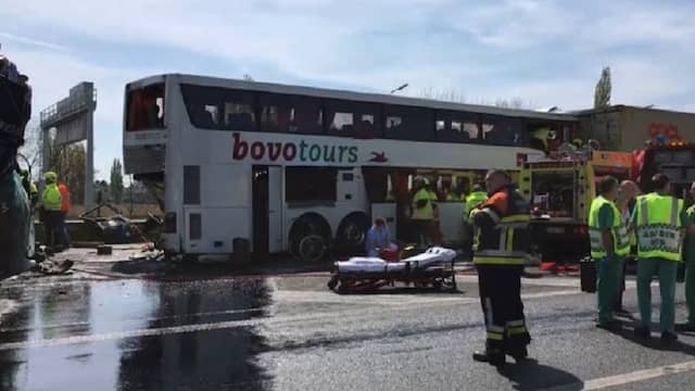 Dode en gewonden na ongeluk met Nederlandse touringcar in België. Dode en gewonden na ongeluk met Nederlandse touringcar in België.